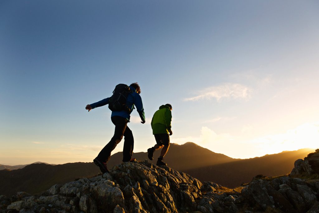 Twee hikers die bezig zijn met hun reis. deze reis staat symbool van de reis die je kan maken met SAP ECC